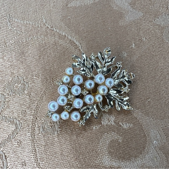 GOLD VINTAGE FAUX PEARL BROOCH RETRO GLAM EVENT WEDDING - Picture 5 of 6
